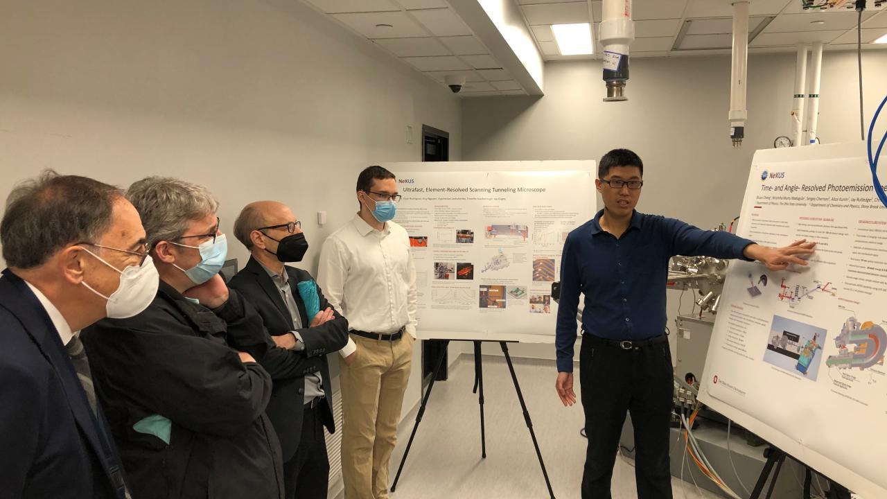 Former graduate student Shuyu Cheng presents his work on the ARPES system to lab visitors